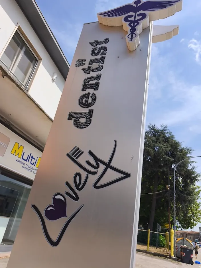 Lovely Dentist dir. san. Dott. Eugenio Domenichini