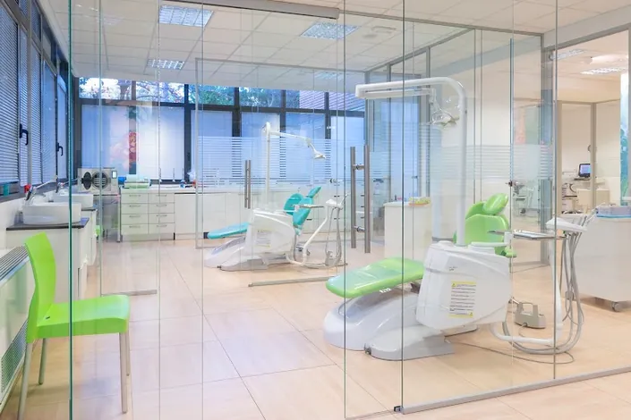 Studio Dentistico Dott. Corrado Ghidini per Adulti e Bambini – Odontoiatria, Implantologia e Ortodonzia Invisibile Bologna